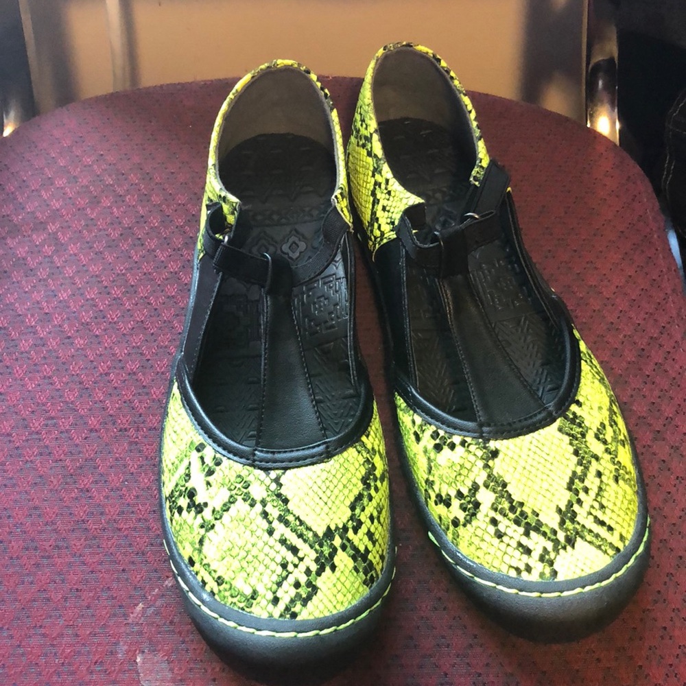 Muk Luks Shoes Size 11